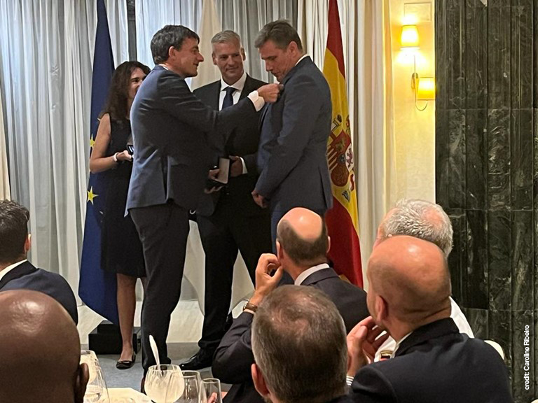 photo of Laurent Laniel taking the medal of excellence of the Maritime Analysis and Operations Centre-Narcotics (MAOC (N))