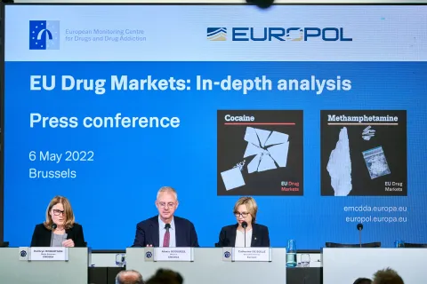 photo of the EU Drug Markets press conference room. Mr Alexis Goosdeel, Ms Catherine De Bolle and Ms Kathryn Robertson seating